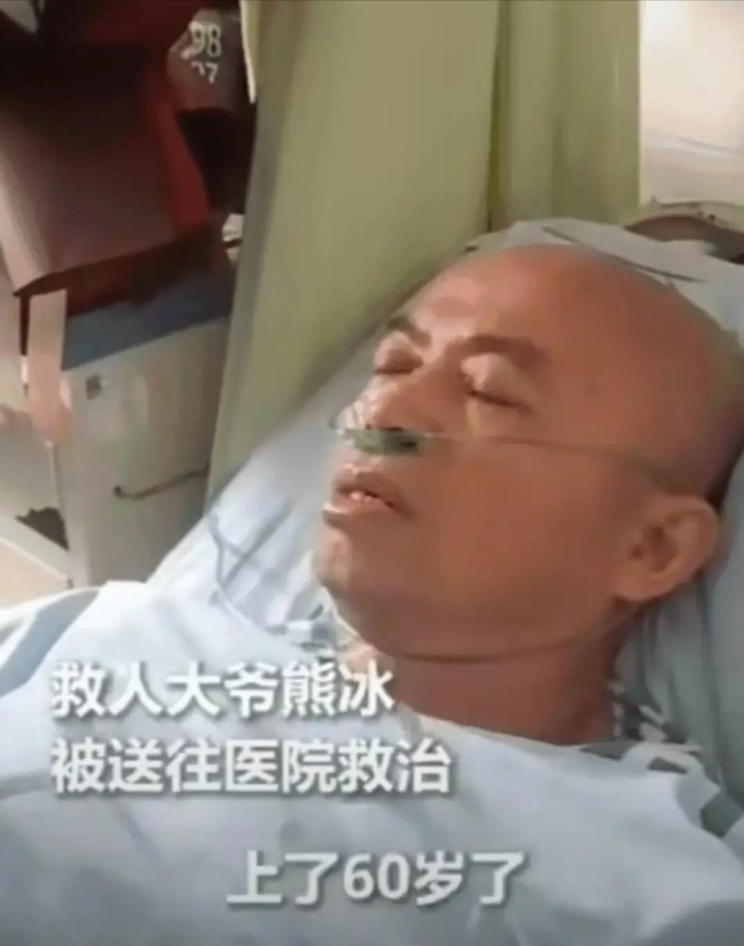 四川，为救落水女子，60岁大爷从36米高的桥上跳下！不料，女子成功获救后，大爷身