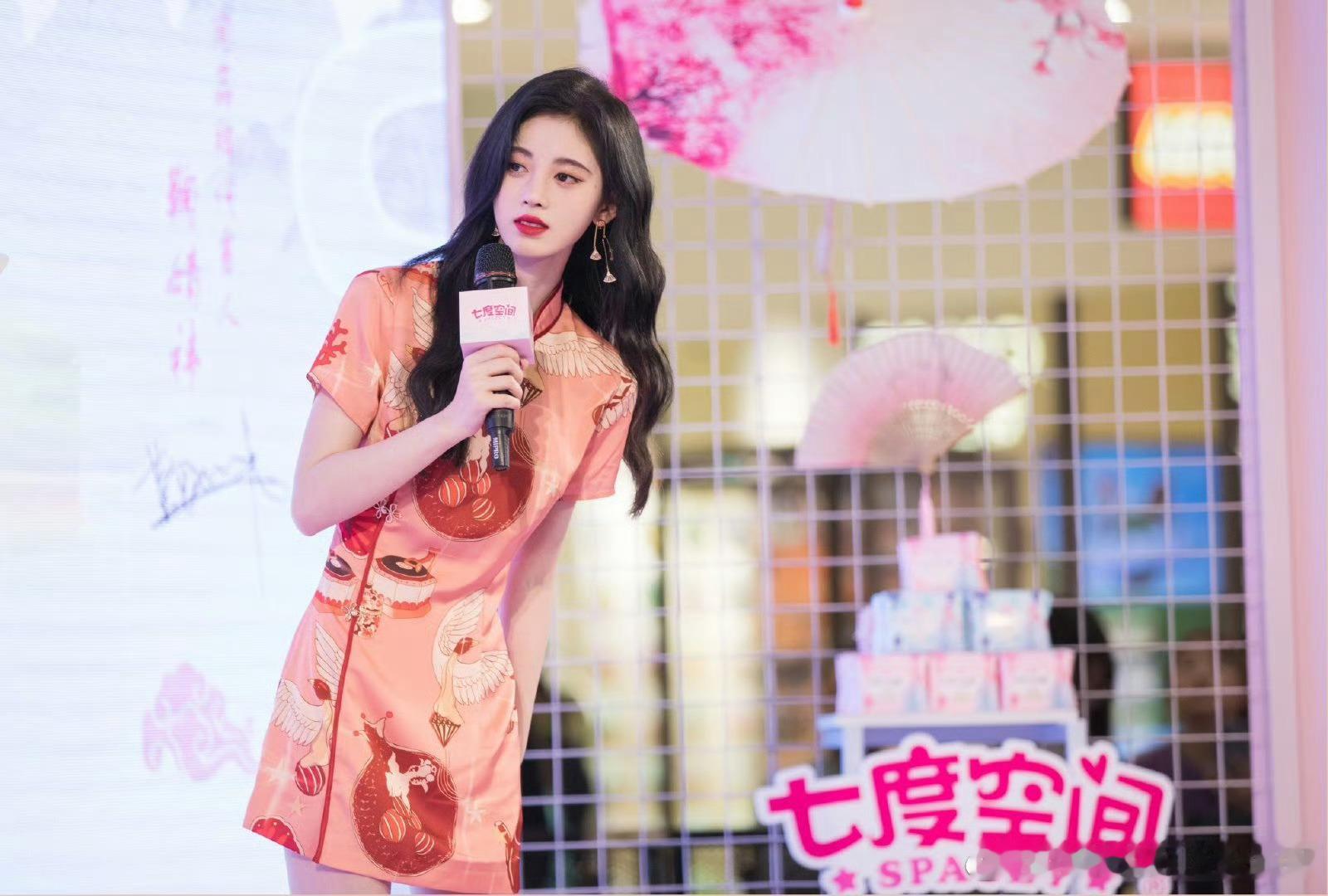 jjy鞠婧祎苏绿夏jjy鞠婧祎万花世界你是天光乍破间，那第一缕曙光，轻柔的落在我