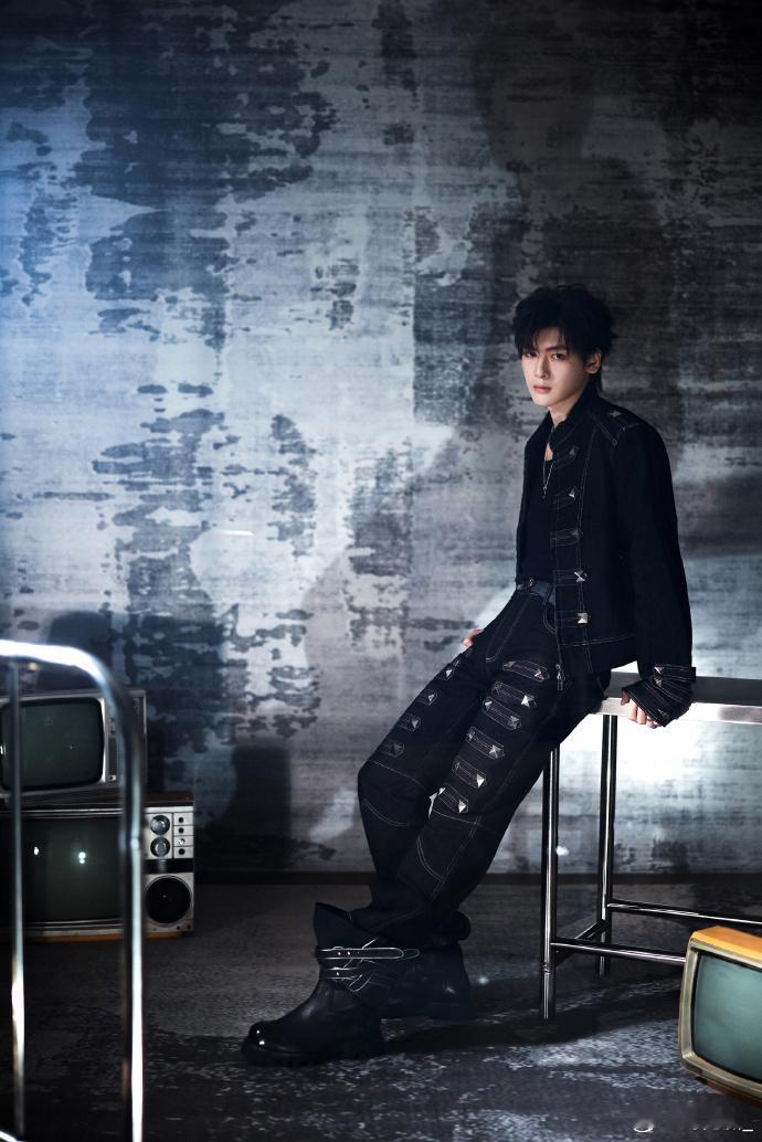 翟潇闻音乐节饭撒王者 翟潇闻把偏爱都给了粉丝，音乐节饭撒又暖又甜，眼神里的温柔藏