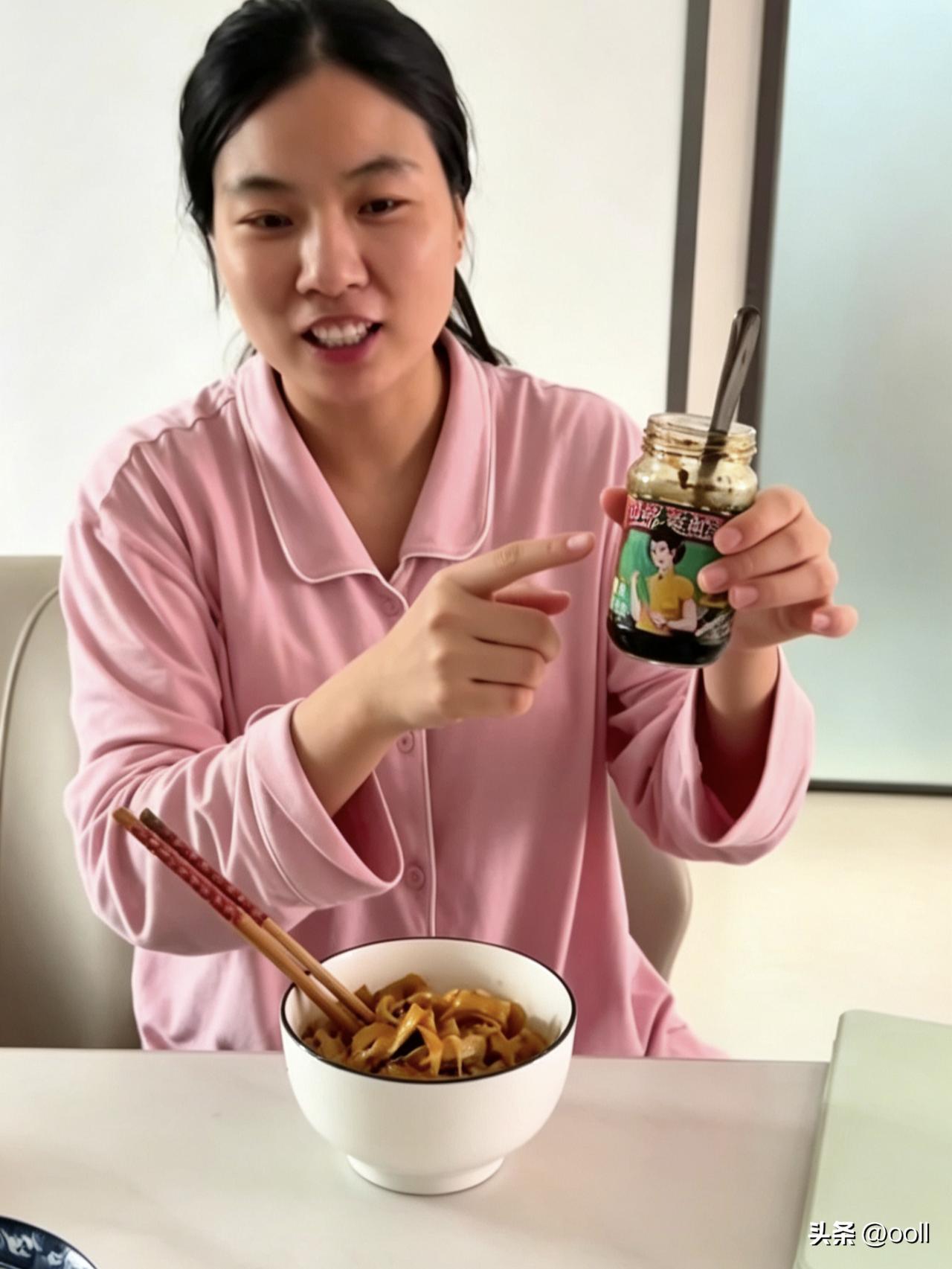 不少网友说聪聪媳妇看着好老，完全没有年轻人的模样，倒像个五十来岁的农村大嫂，看上