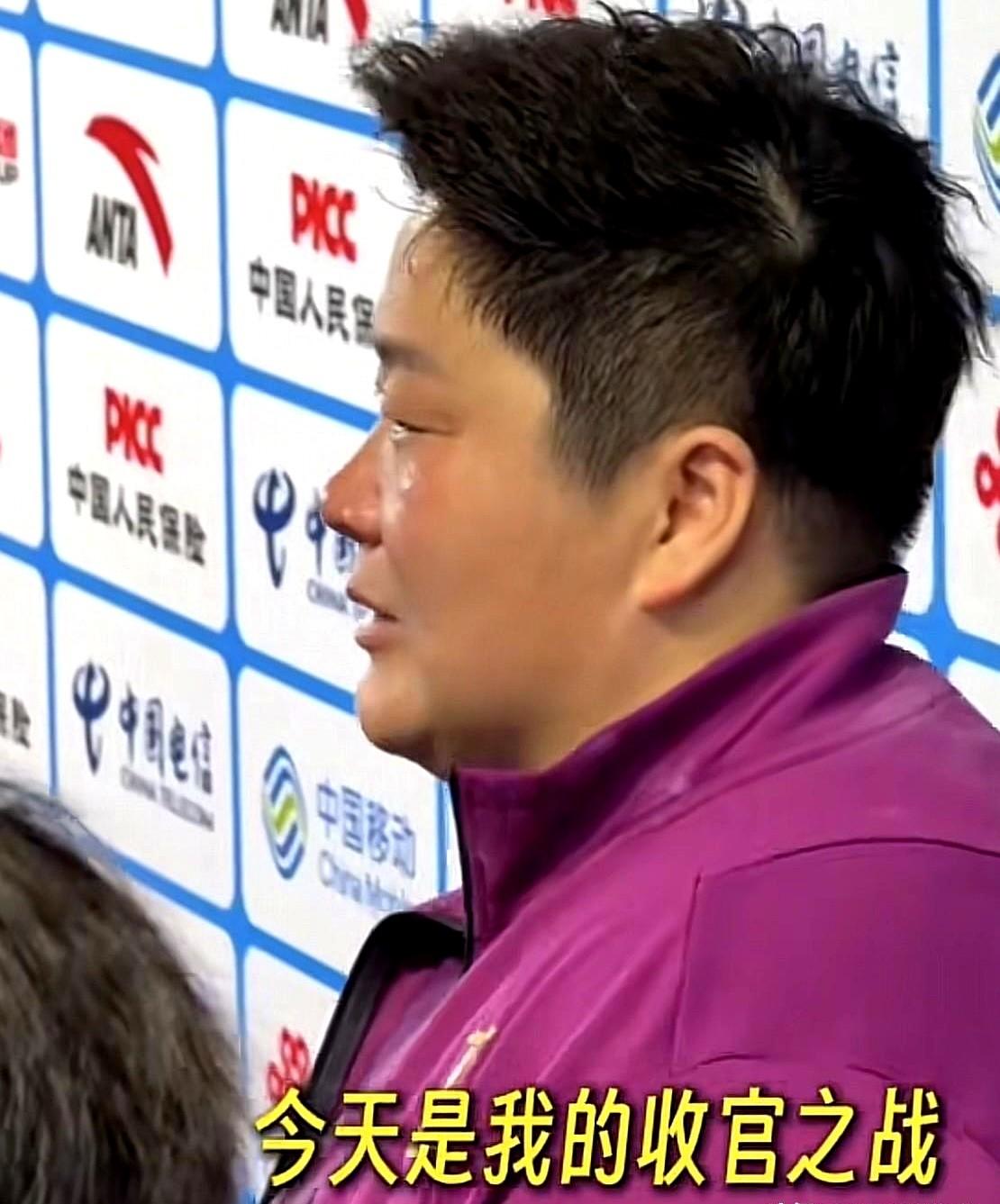 36岁，五连冠，她先哭再笑。

金牌挂在脖子上，像块烧红的烙铁，烫得她直哆嗦。