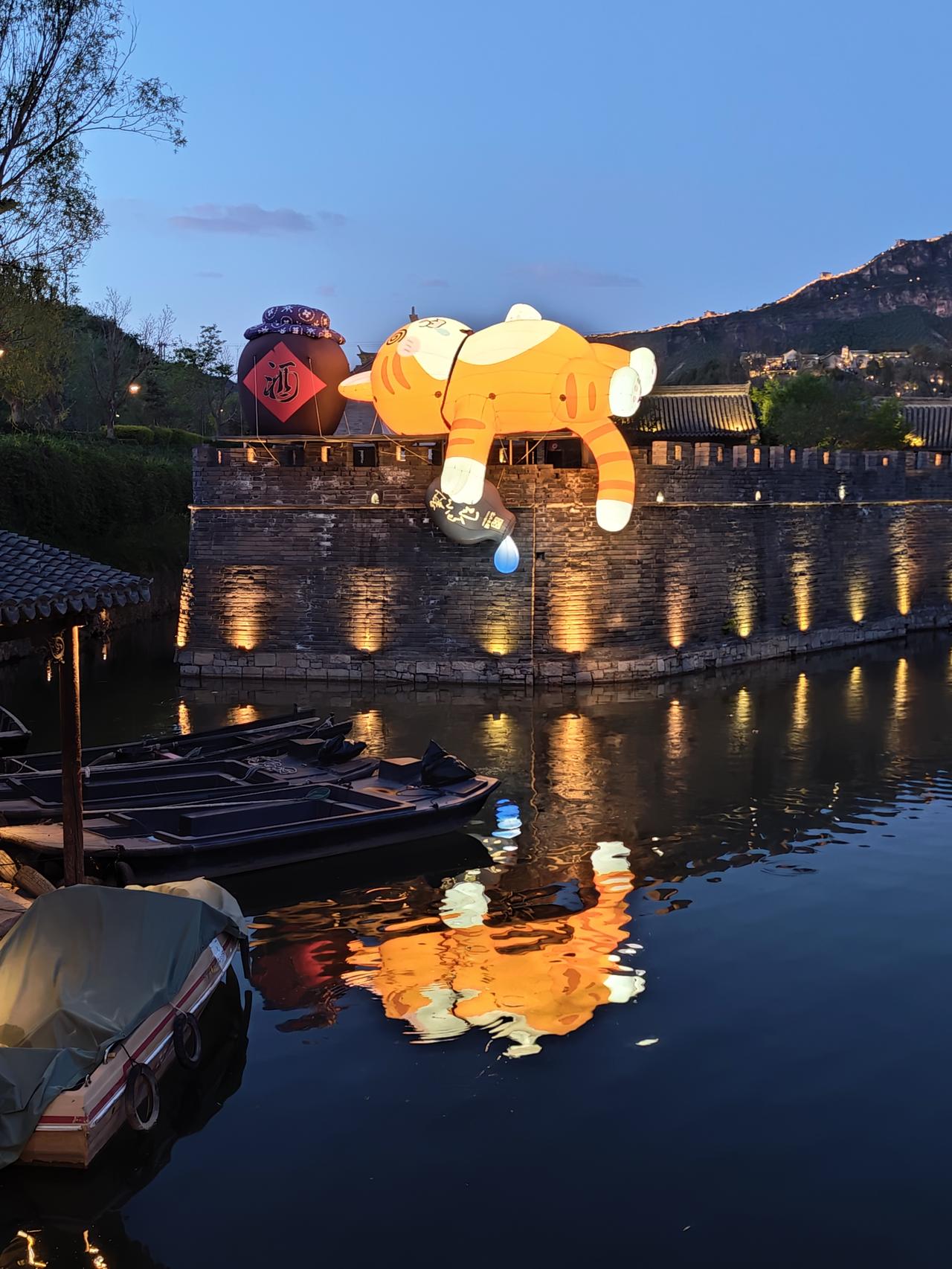 醉卧古北水镇
文/夏文辉

古北春来景若何，长街曲巷画中歌。
船摇碧水穿桥过，客