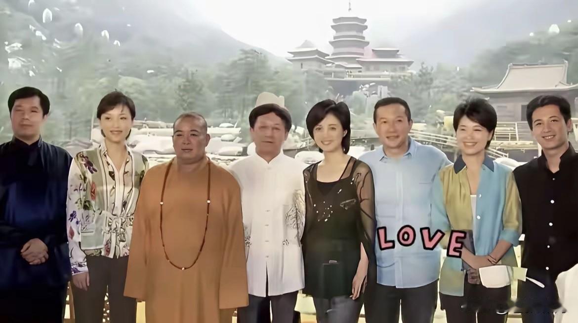 网友发图文:释永信合影的人都是谁？他只认出杨澜易中天，别的想不起来。名流的圈子离