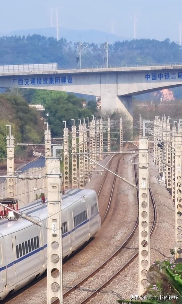 行驶在黎湛铁路上的CRH2型动车组。在动车组刚出现的时候，国内不少普速线路上都是