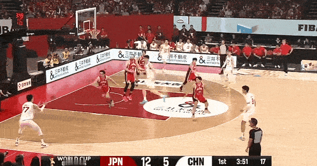 张镇麟在场上完全是负作用啊！在今晚对阵日本的比赛中，张镇麟在有限的出场时间里表现