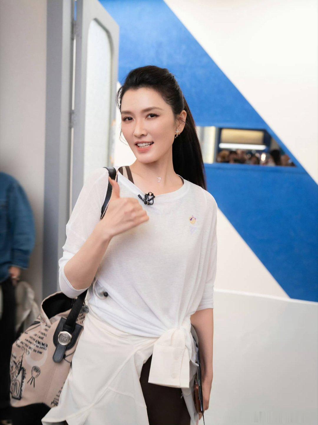 徐洁儿跳广场舞的年纪跳女团舞徐洁儿 看完舞台反复循环，成熟气场搭配女团舞步适配度