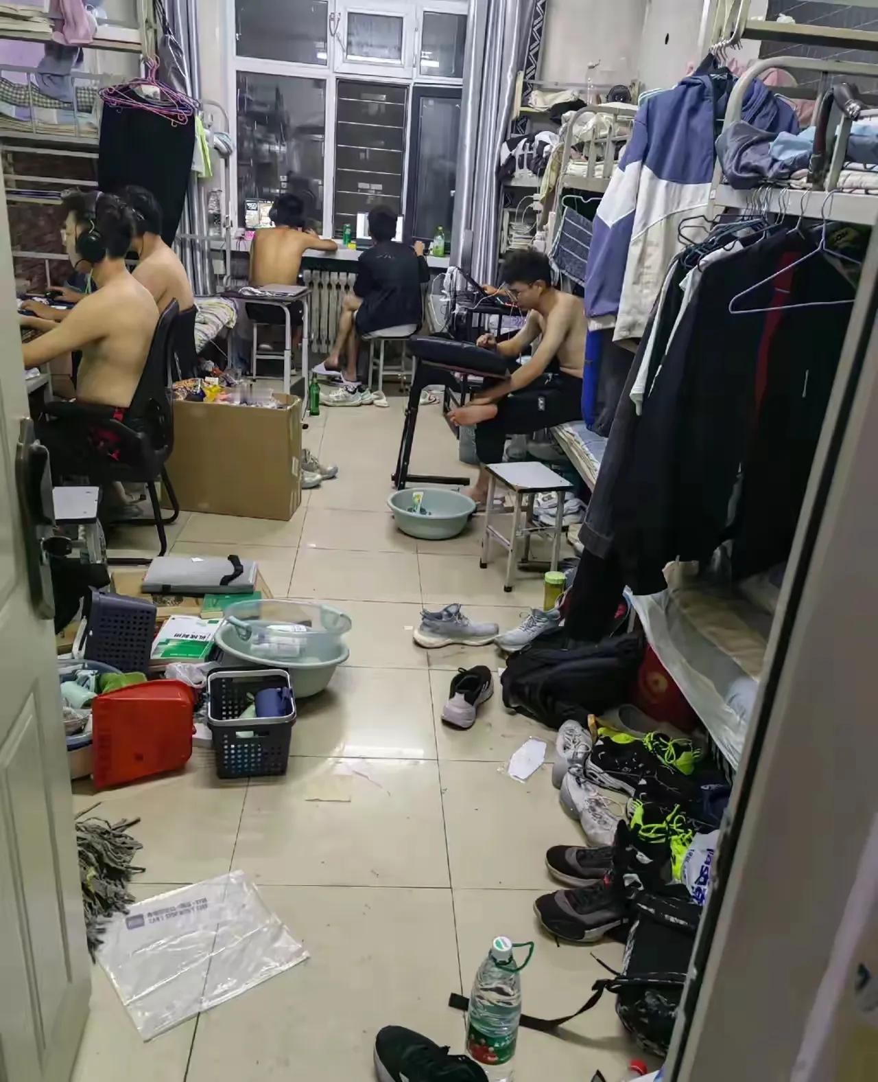 大家都发现没有？现在有很多家长吐槽，当下的大学生自理能力越来越差了！

近日，广