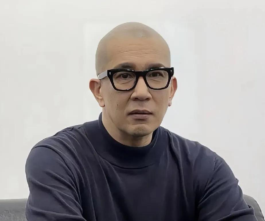 具俊晔在大s墓旁看流星花园？

我觉得他不是在怀念她，
是在陪伴她，
好像她从来