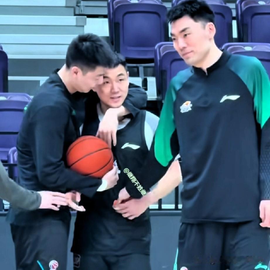 高诗岩受委屈了，他在山东过的并不算好，回沈阳找到娘家人诉苦，后来被山东队友叫走去