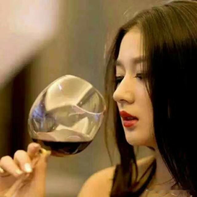 第一次称好看的“女的”为女人，是看了电影《庐山恋》之后。张瑜饰演的女主角让我觉得
