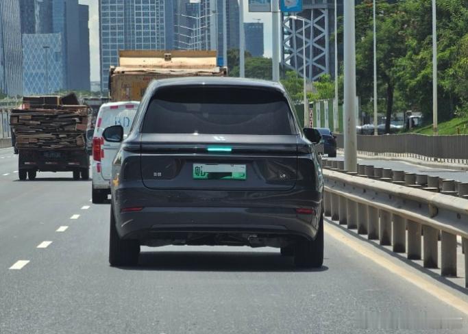 车友群说，辅助驾驶小蓝灯能减少路怒症！想想还真是！毕竟开了这个灯就表示车辆是人机