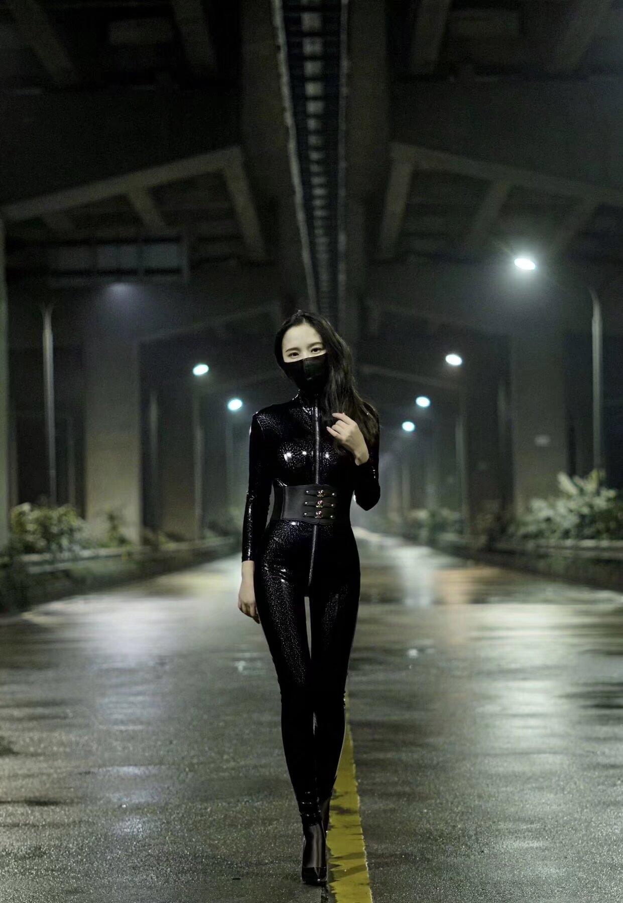 请用余生变成一个你喜欢的自己，然后找一个不需要费尽心思取悦的人。