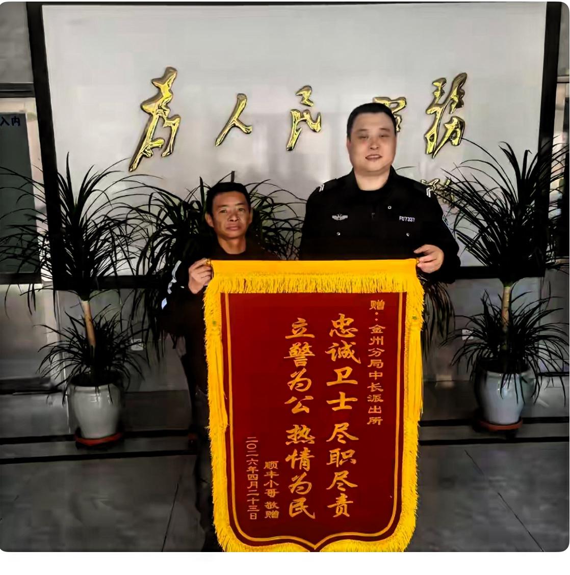 快递员的遭遇，4月18日，某快递员送货没把快递车后门关严，骑行中致四件快递滚落，