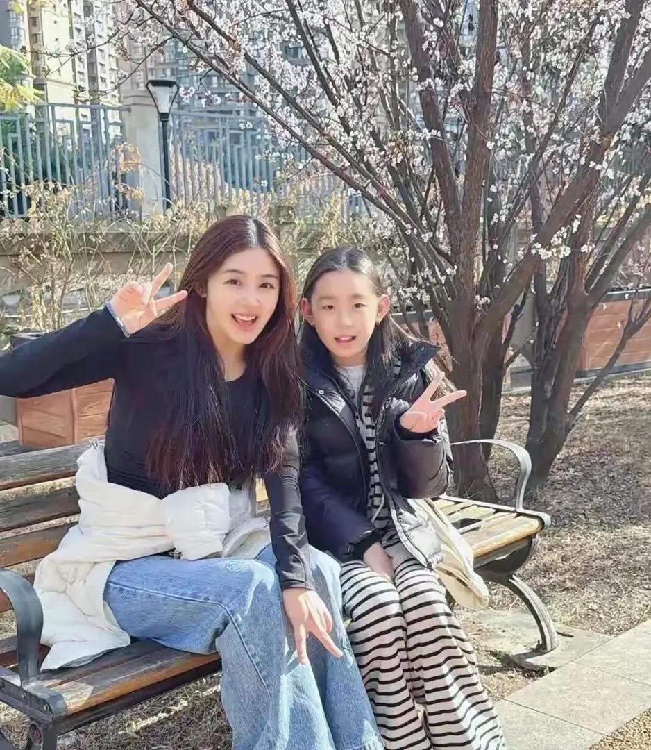 37岁的张含韵回四川老家过年，彻底卸下明星光环。她不仅打麻将、吃美食胖出圈，还化