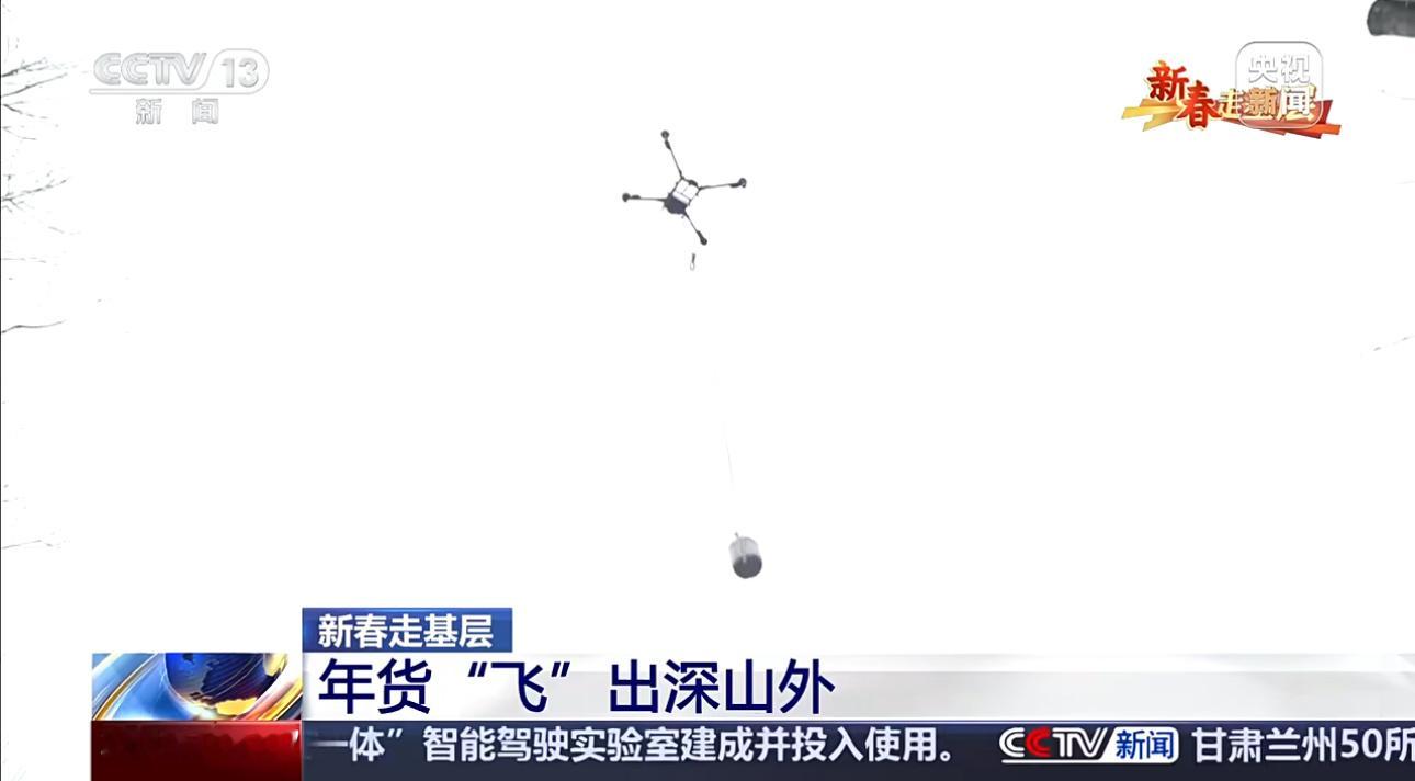 以前那些山路，别说运货，走路都费劲，上千斤蜂蜜全靠人一点点背下去，又累又慢，折腾