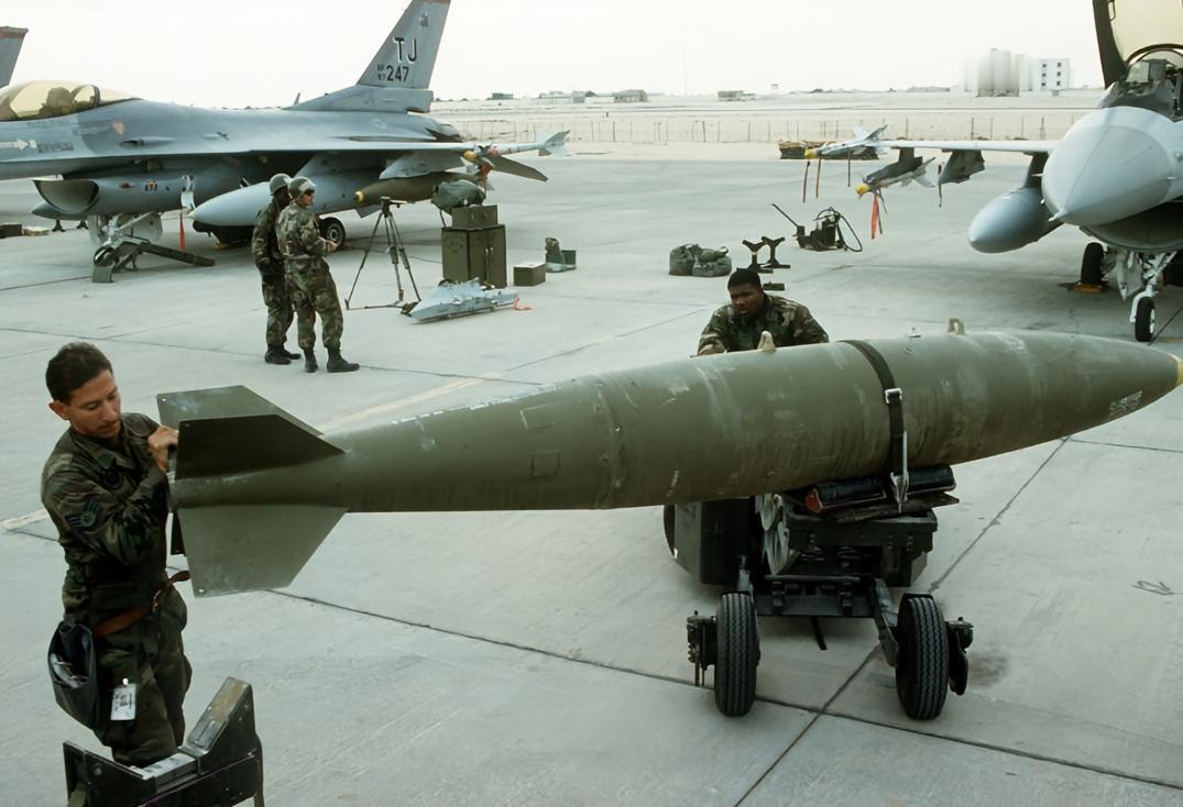 每天认识一件兵器 美国Mk 80系列低阻力通用炸弹长度：328厘米直径：45.8