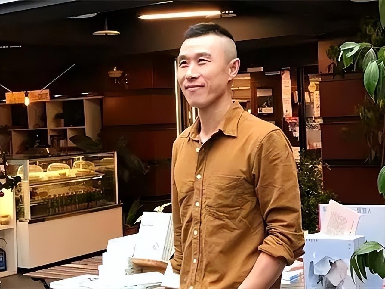 看到这个李延贺挺热的，我特意查了一下，原来他是辽宁人，还是华东师范大学文学博士，