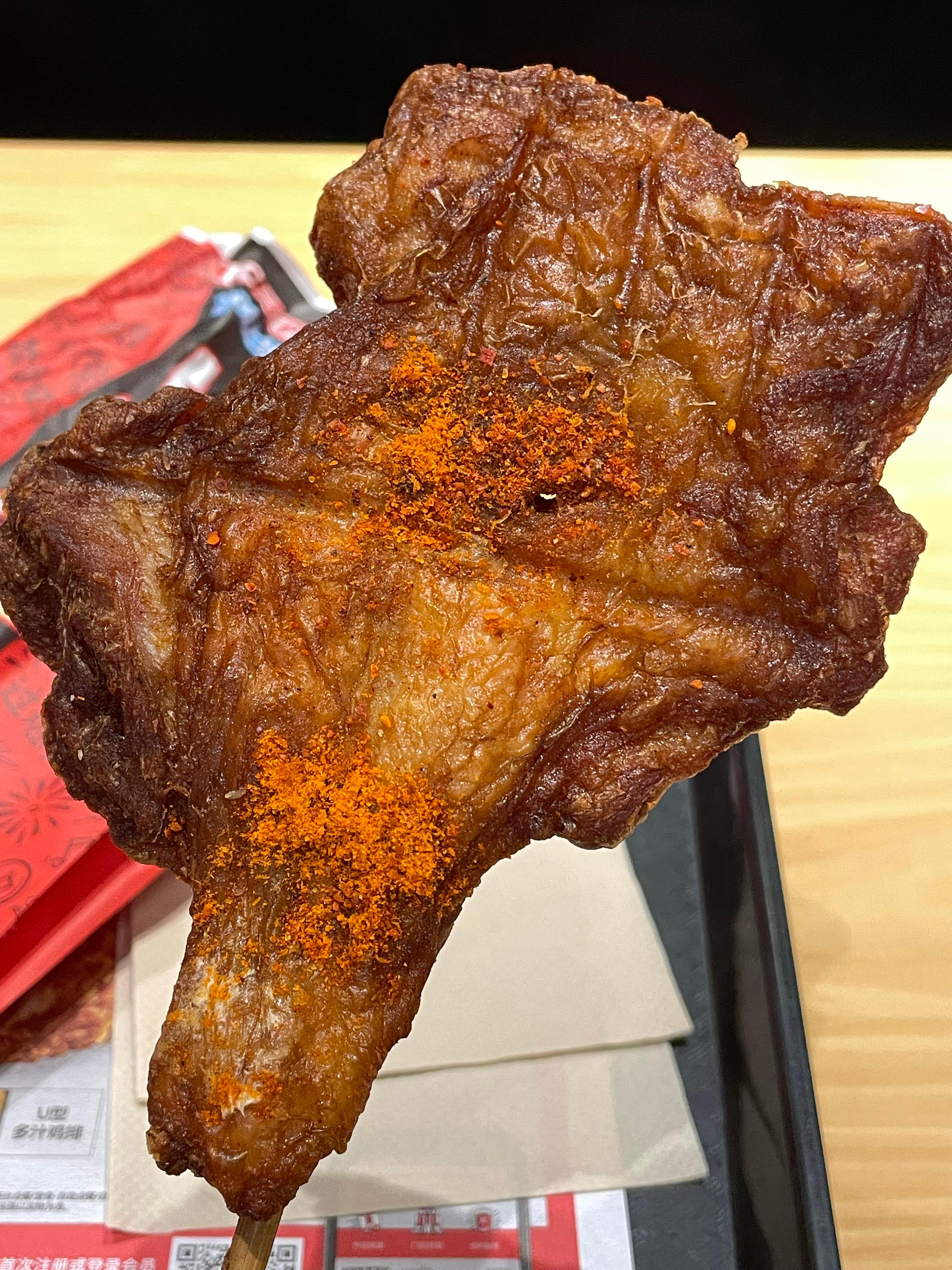 肯德基这个超大炸鸡腿也太难吃了鸡皮上面还有很多毛没有处理干净，齁咸的味道也掩盖不