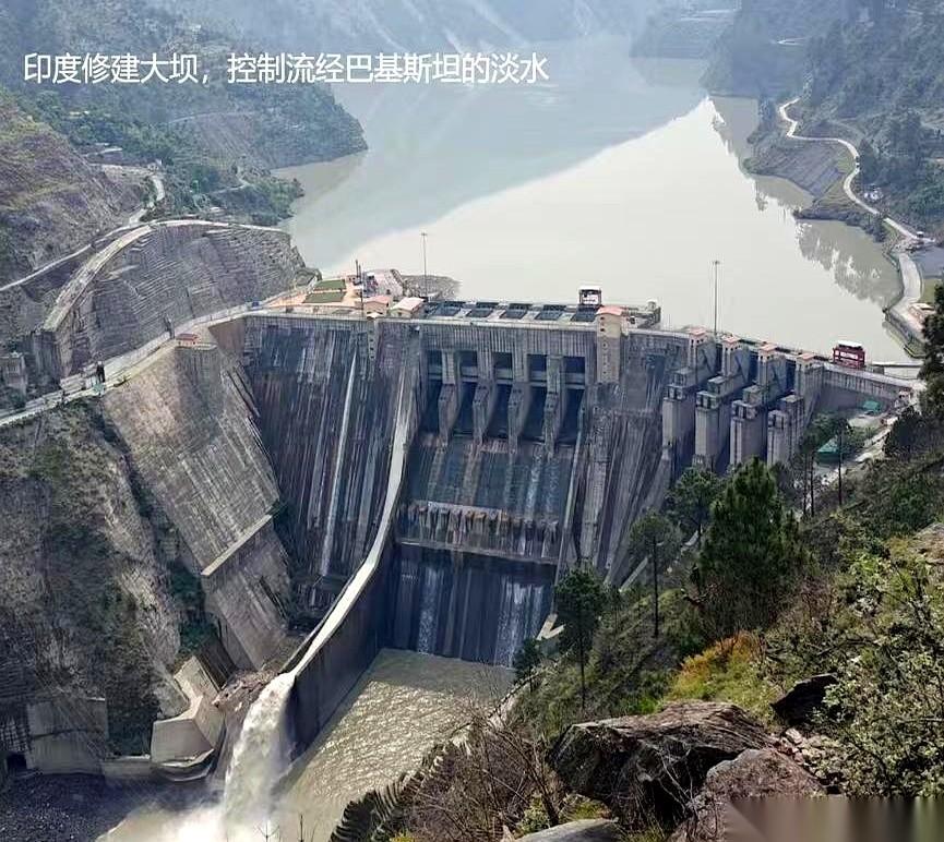 印度又一次放出话，要关掉巴基斯坦那头的“水龙头”。
但镜头一转，7月2日的记者会