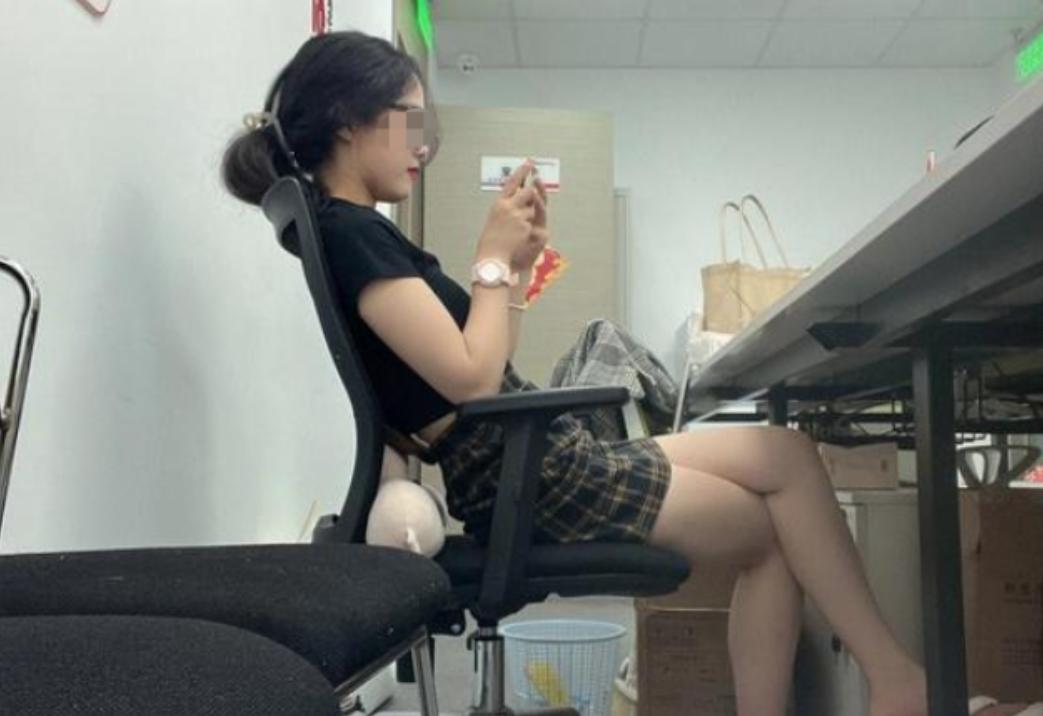 逆天操作引热议！陕西西安一名 24 岁女生入职上海某公司，手握 15000 元高
