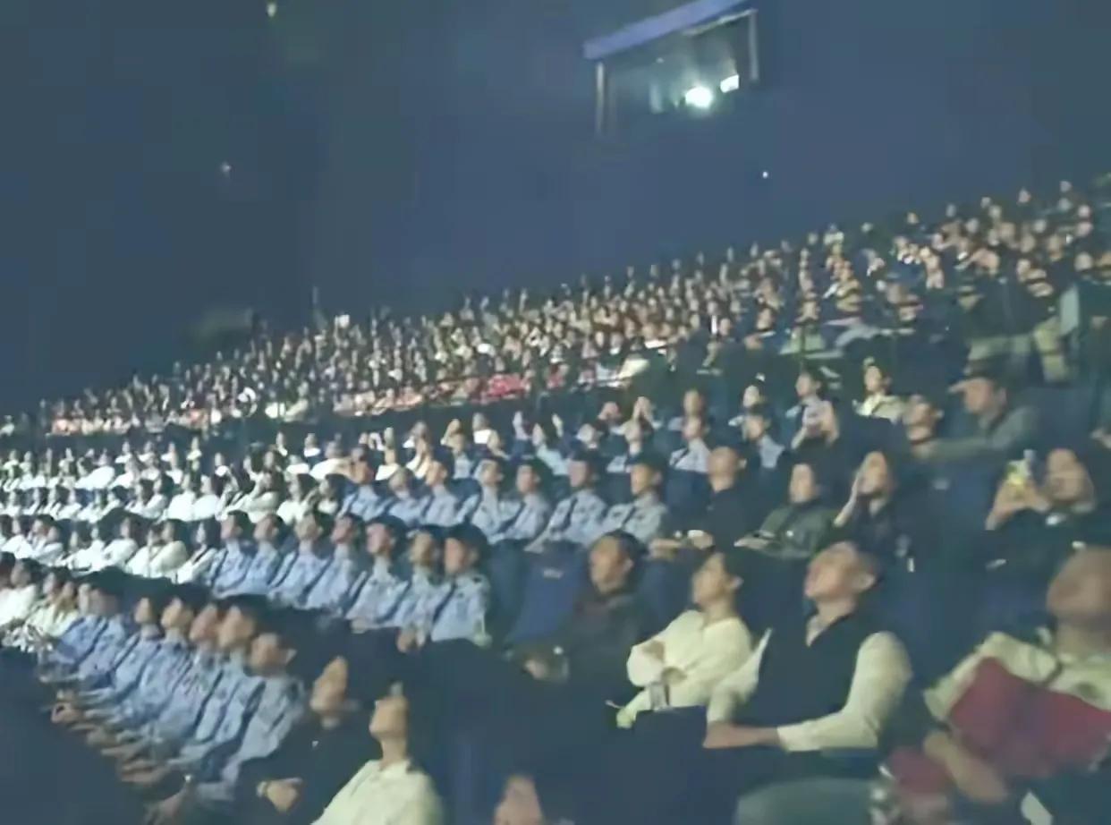 原以为日本担心《731》上映是怕影响旅游业，直到看见哈尔滨全球首映现场的场面才恍