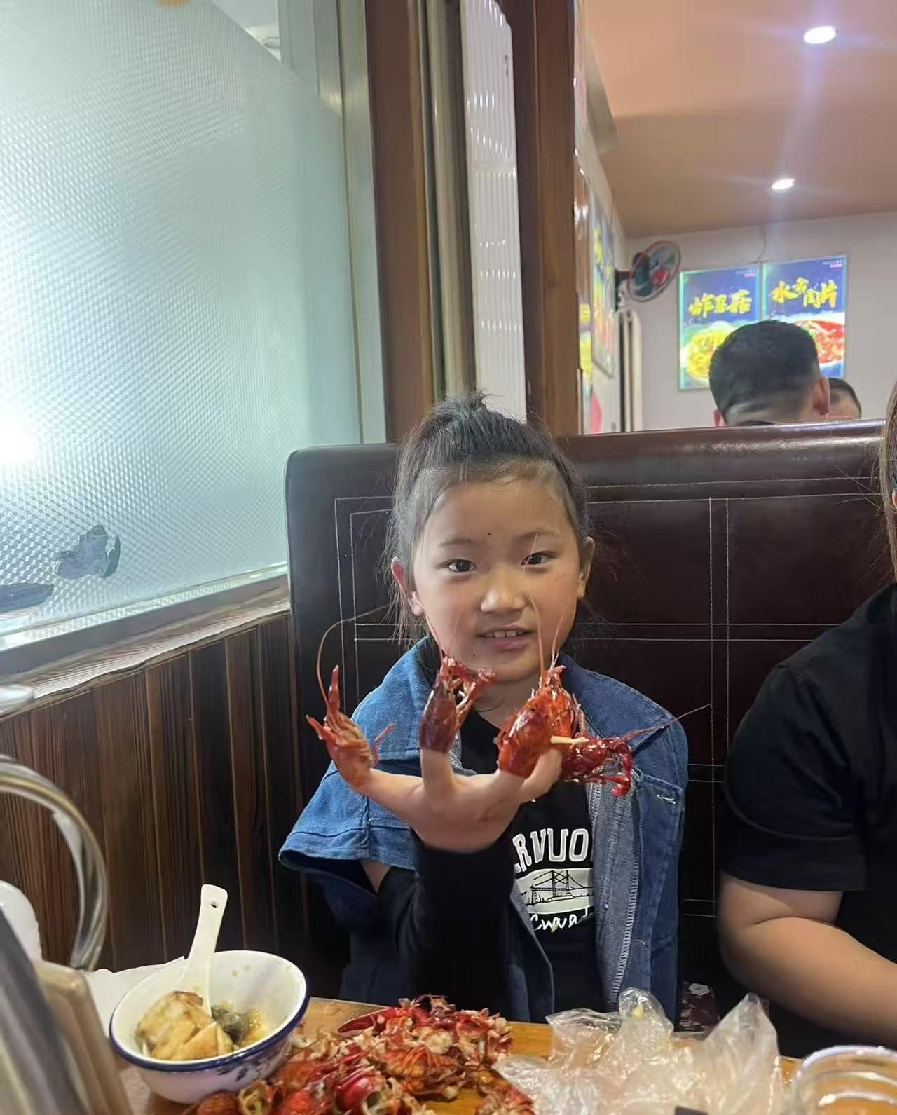 刚过完8岁生日没多久的山东女孩儿杨艺晗，疑似误喝敌草快，现在病情危重，在ICU里