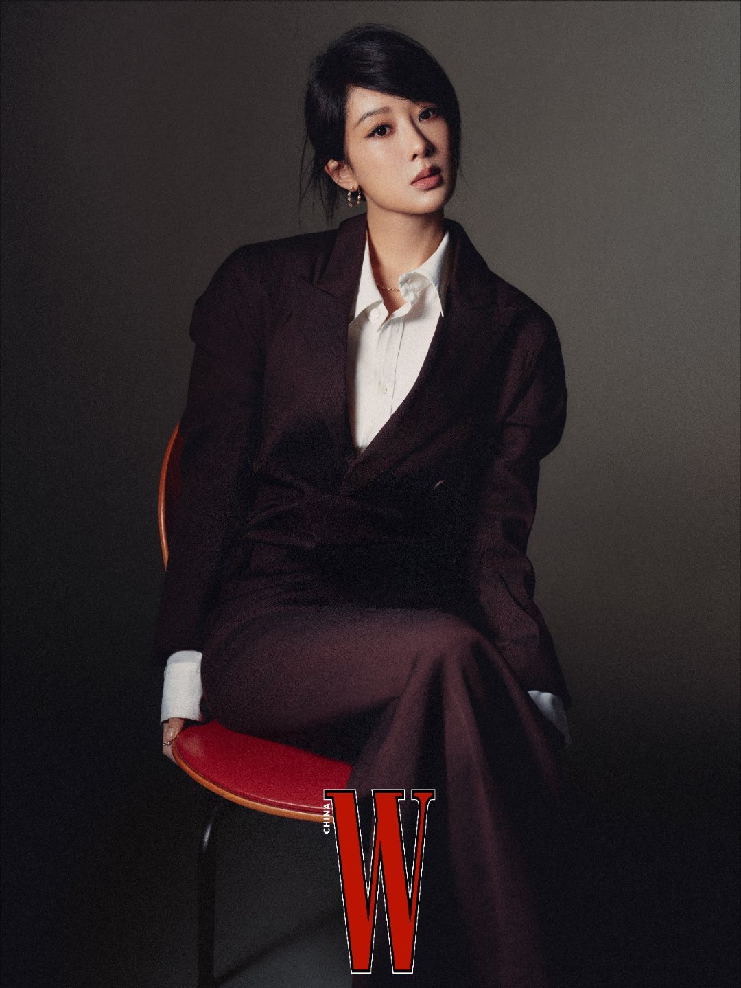 杨紫杨紫W中文版演员专题大片W中文版光影初心演员大片光影之间，杨紫以松弛与力量并