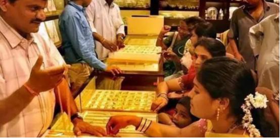 印度想把自己存在美国的黄金运回家，美国不让，可另一边，中国却用聪明的办法，把黄金