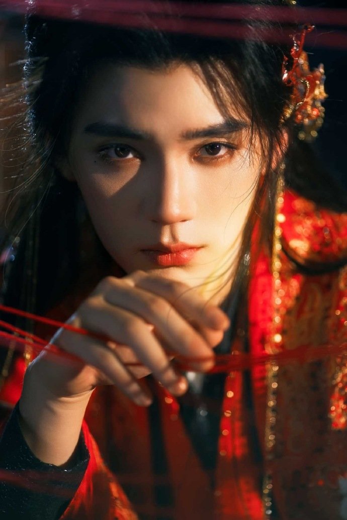 周翊然红衣魅魔 周翊然红衣魅魔，夏弃疾拍的周翊然，病娇风味拉满，眼神好有侵略性，