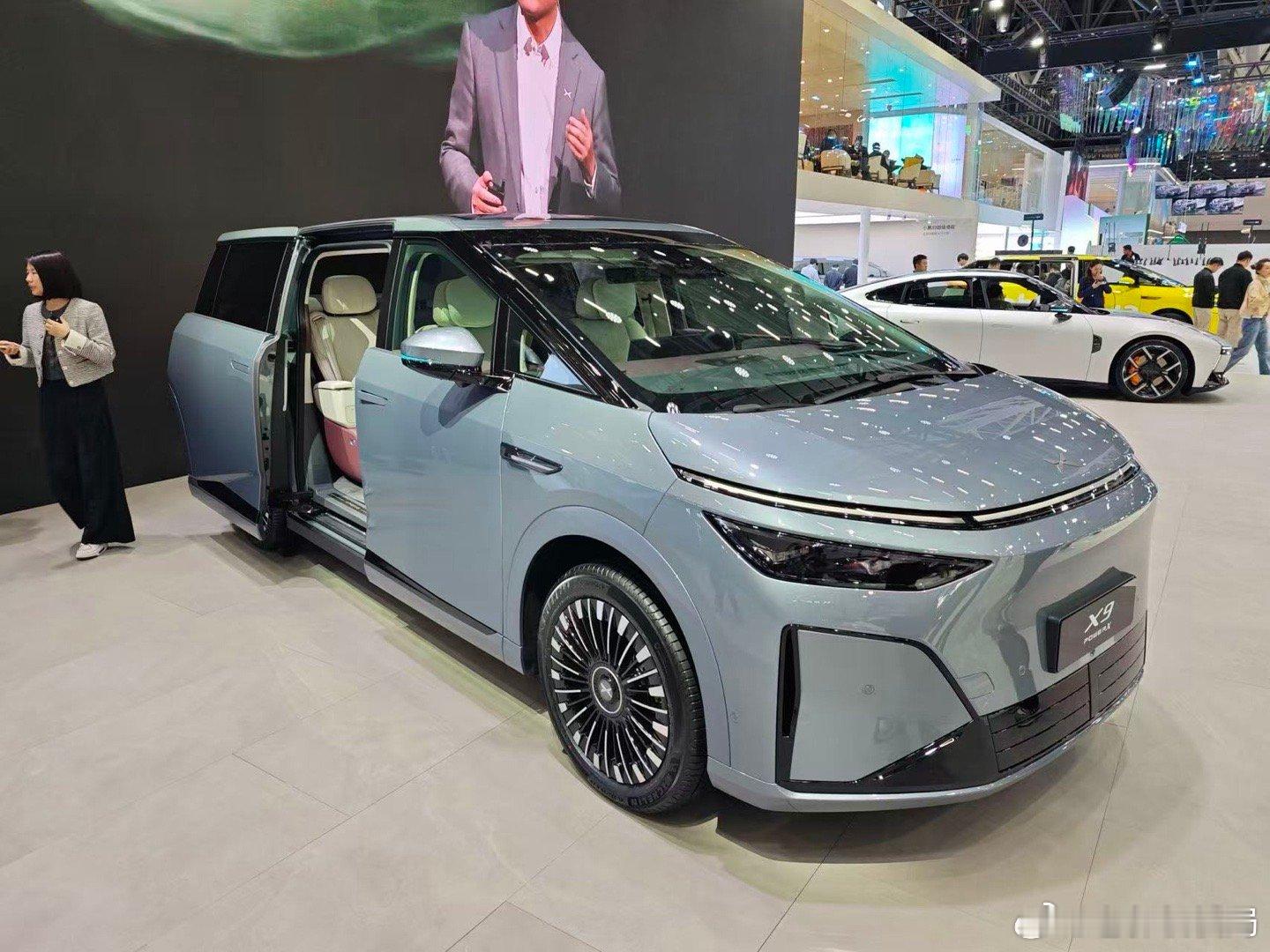 2年前所有人都觉得小鹏进ICU了，而且惨到不但没医保（没国家兜底），甚至连医药费