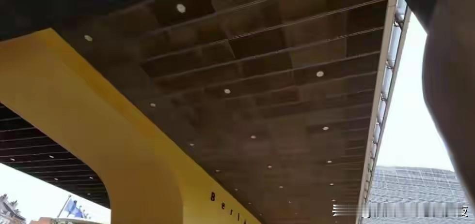 美国“甩锅”后，欧洲扛不动援乌大旗了？