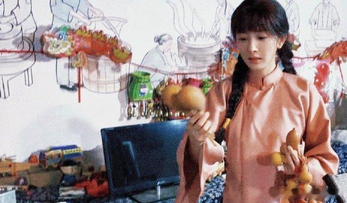 杨幂宁绣绣麻花辫学生造型杨幂这学生造型绝了！麻花辫配粉嫩衣裳，宁绣绣这是要萌化我