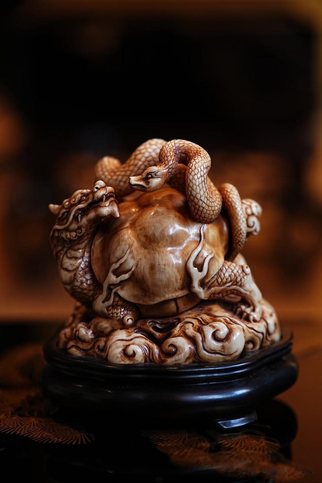 一炉一玄武，古意自生。

猛犸牙心色泽沉稳温润，玄武伏踞其上，龟甲层叠，蛇身蜿蜒