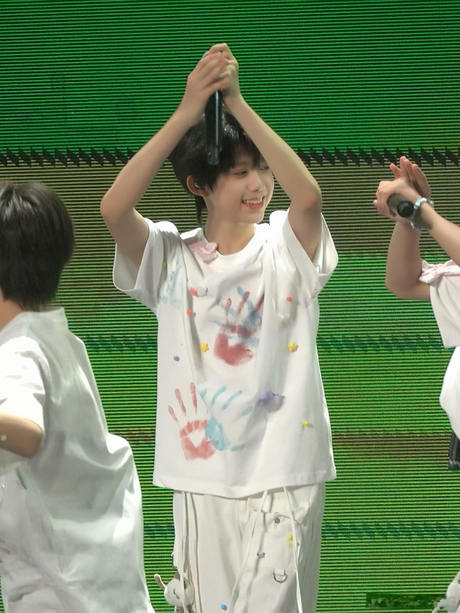 第一次上公演的陈奕恒 圆圆的脸颊肉太可爱了 陈奕恒