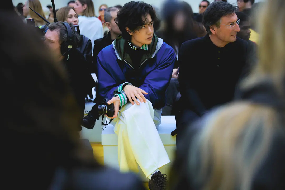 看到Loewe大秀和王一博坐一起的Lv ceo兼Lvmh集团时装ceo，坐在了l