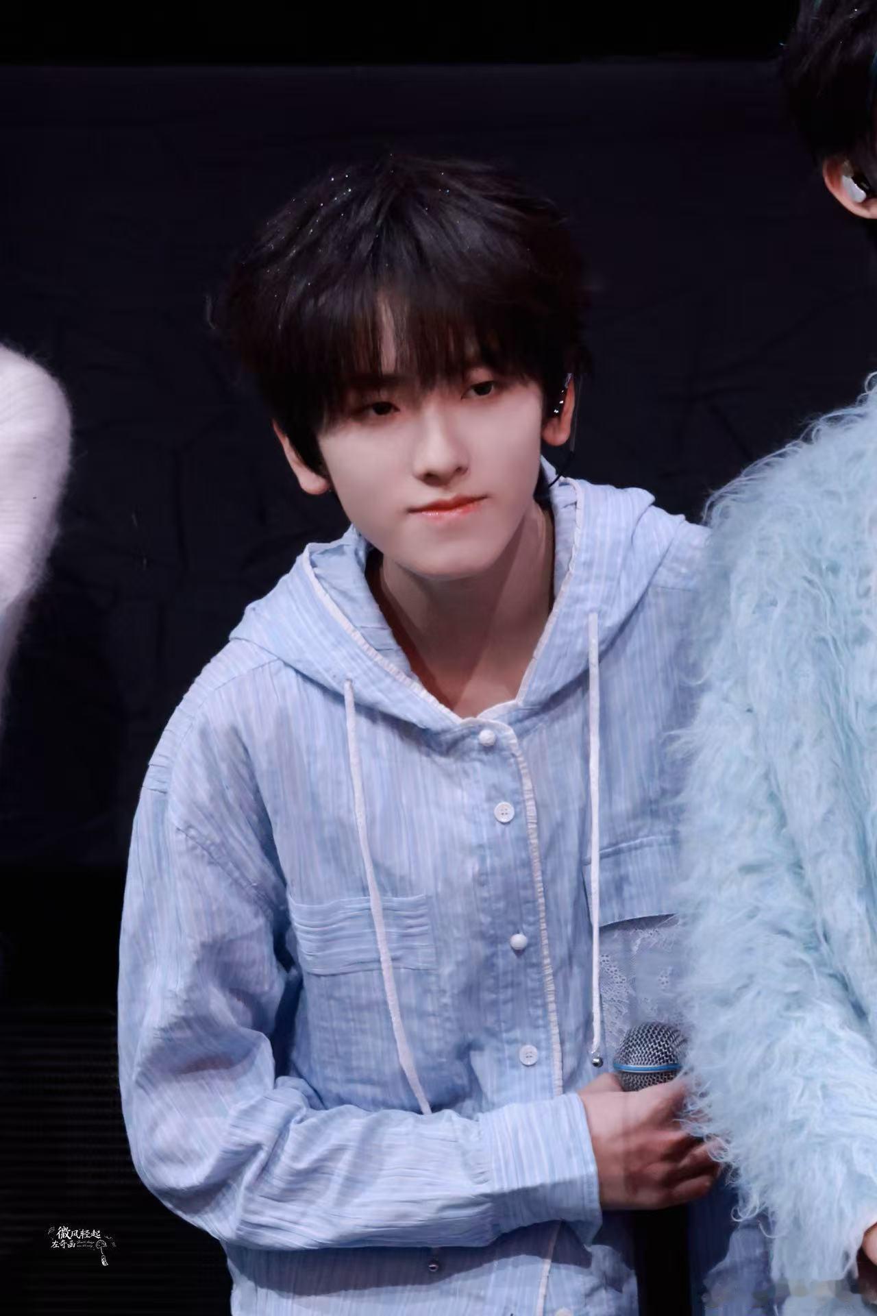 左奇函清冷学长氛围感左奇函清爽少年气 自带清冷的书卷气，搭配清爽阳光的少年感，完