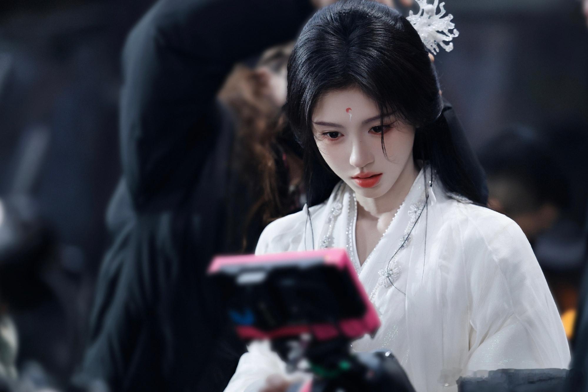 1、鞠婧祎 接下来会官宣RUFl的商务一个来白澳洲 家居品牌。2、仙侠剧《剑阁闻