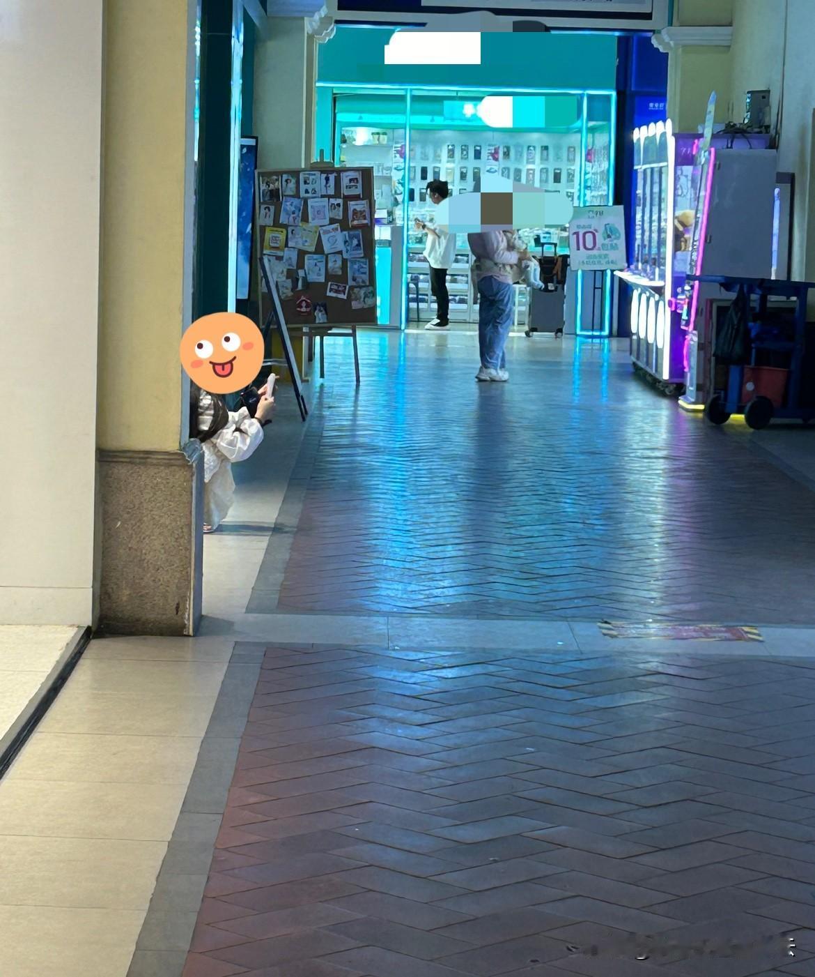 我发现有一些女性在外面的公共场合，

比如说大马路边，商场里，又或者在火车站、地