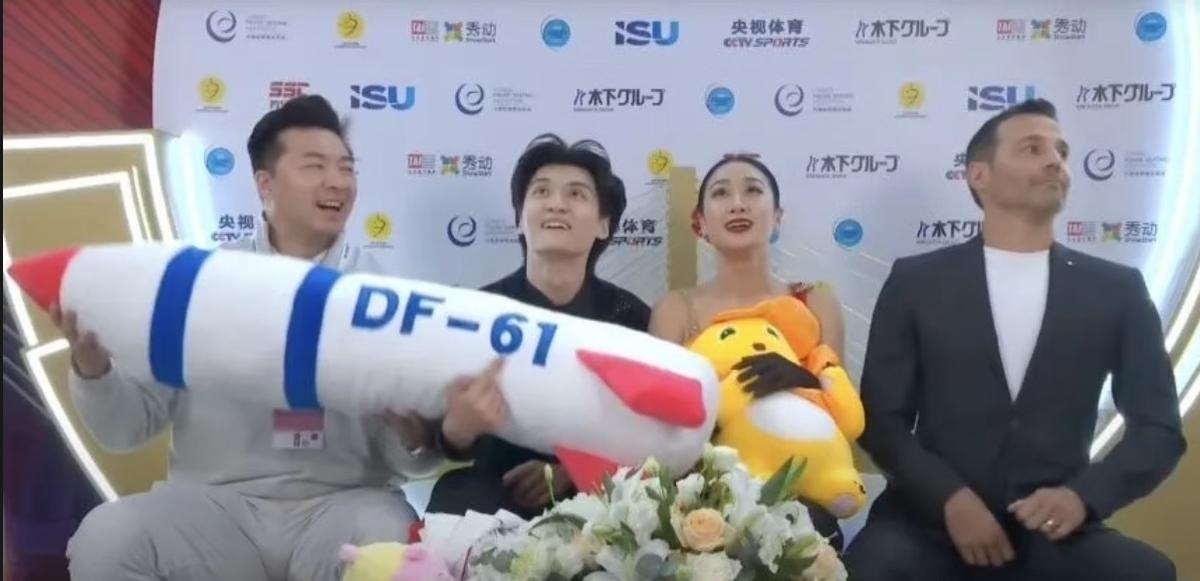 就一个东风的玩偶，国外媒体也破防？还启动调查？查啥？

10月25日的花滑大奖赛