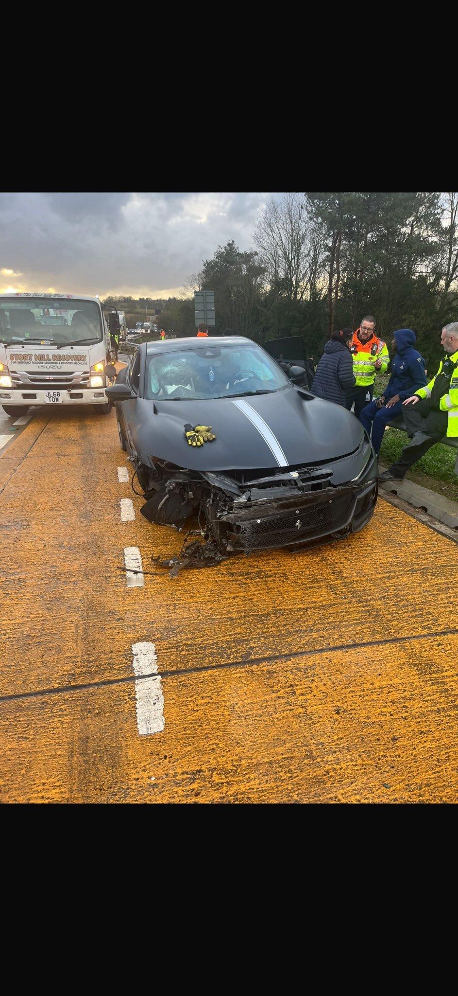 穆阿尼和奥多贝尔今天开着法拉利撞了个稀烂，好在两人都没有受伤。 