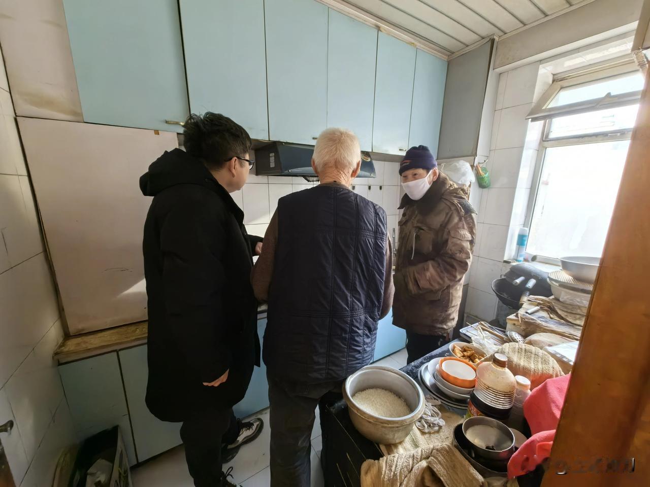 沈阳：老爷子热菜烧干锅  危险！
网格员及时解险情  好悬！

近日，沈河区一名