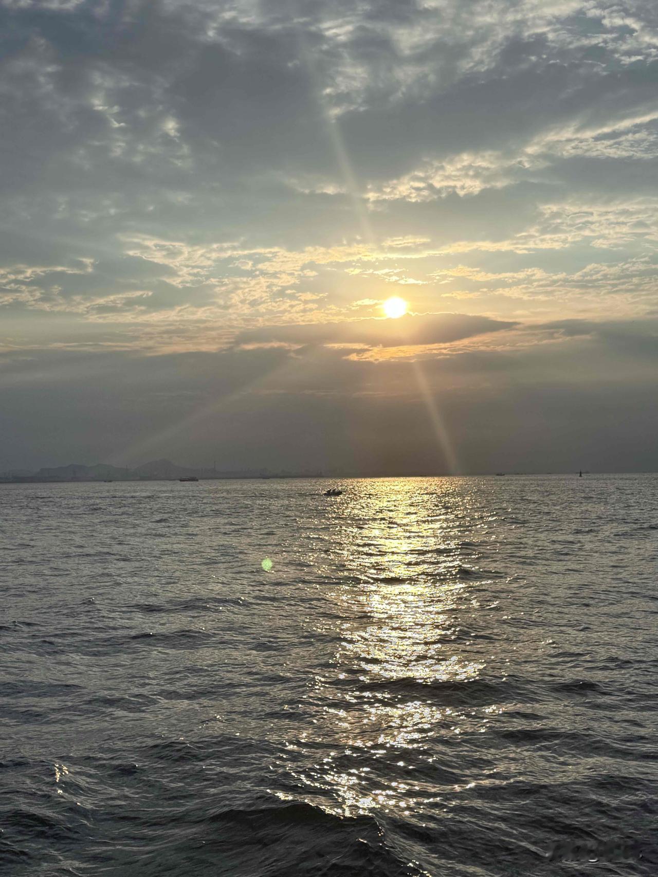 温暖的阳光洒在大地上，前面是一个站在菜园里的老人，满头银发梳的整整齐齐，见到我便