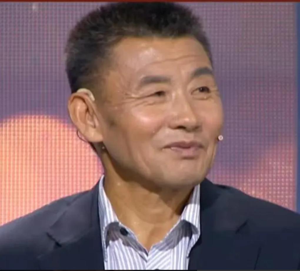 1999年，黑龙江一校长正在晨跑，突然一个学生跪在他面前，哭着哀求：“你能供我读