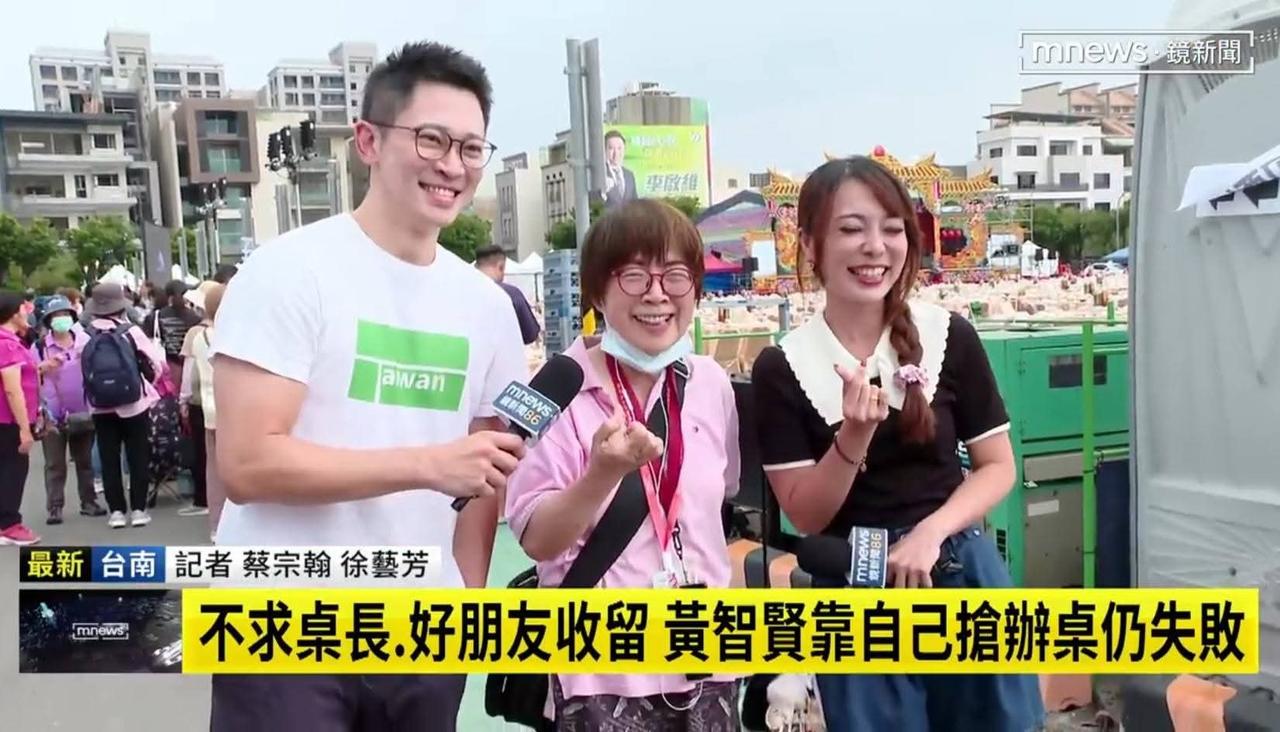 网友：三立、镜新闻、民视都邀请智贤去里边吃饭，智贤开心的和绿营节目主持人拍照合影