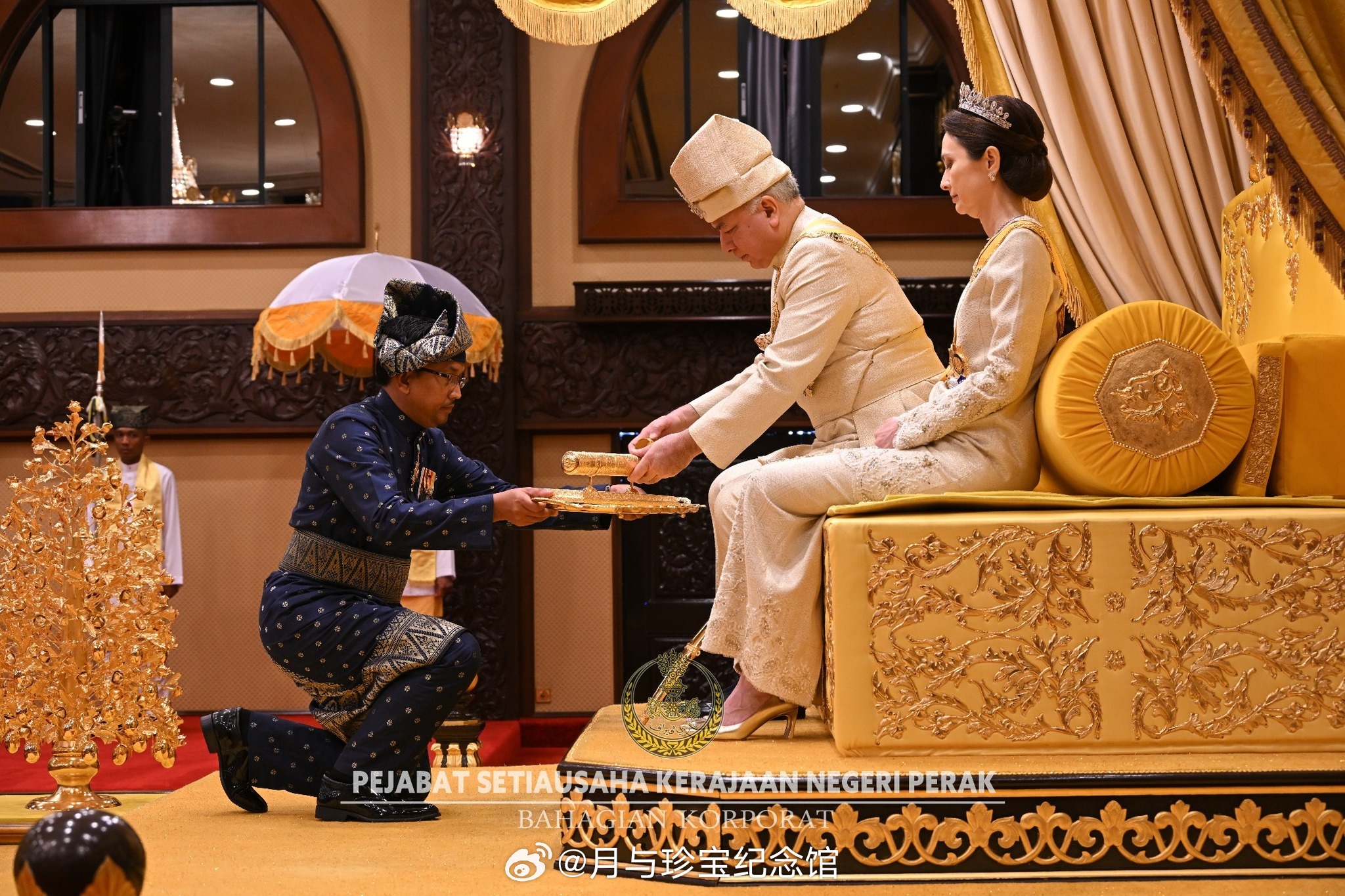 王室[超话]王室马来西亚王室霹雳 2025年11月9日，霹雳苏丹夫妇出席授勋仪式