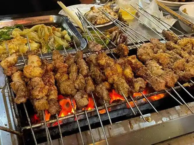 新疆锦州淄博烧烤风头正劲，四川烧烤却被本地IP大义灭亲，非说是全国倒数。
 
明