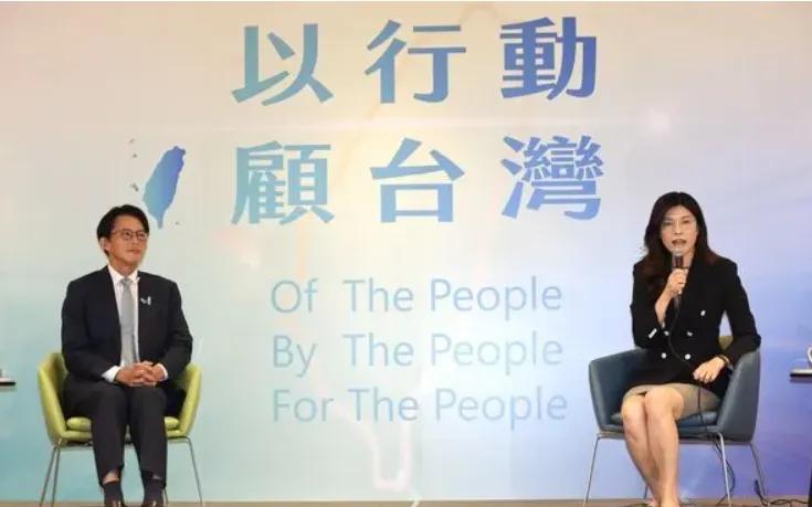 蓝白终于见面。
在立法机构的合作，经过这一年的磨合，其实已经基本成熟了。
黄国昌