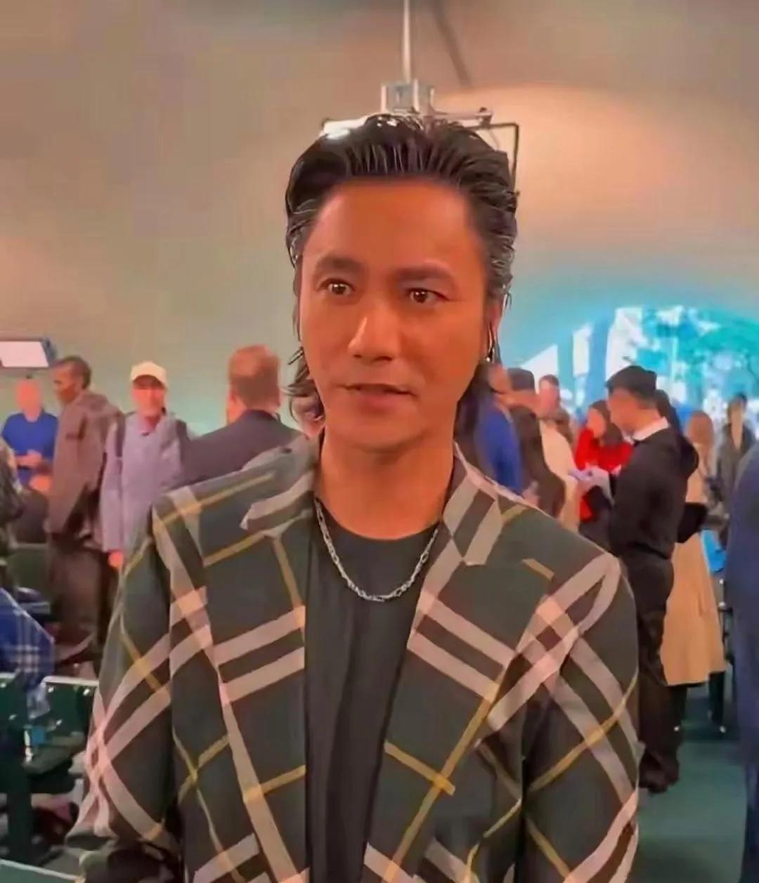 这还是陈坤吗？这脸怎变的这样僵硬，尤其是一笑脸颊很不自然，嘴角上扬，不敢大笑，眼