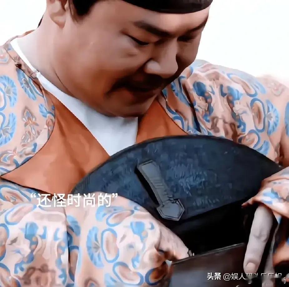看长安的荔枝发现了一个小细节郑平安的这个小包包太惊艳了还是现在流行的腋下包，还是