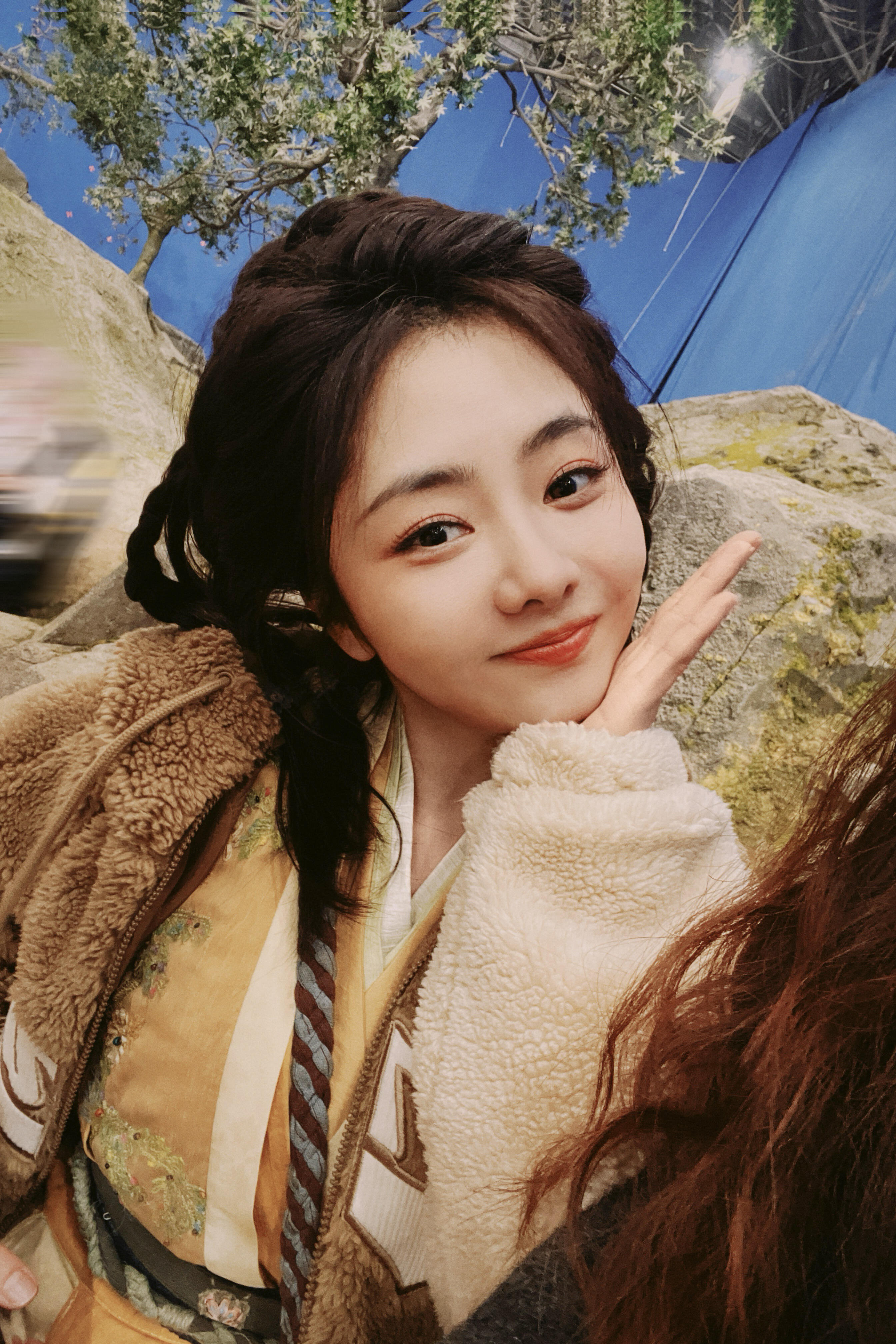 谭松韵谭松韵今天亮相两卫视三平台今年的跨年，有点不一样。白天在《逍遥》里跟着角色